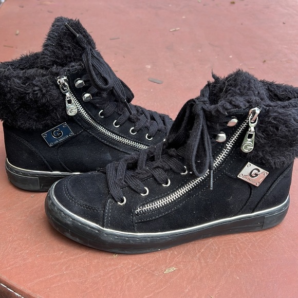 Guess side zip shoes. - Picture 2 of 5